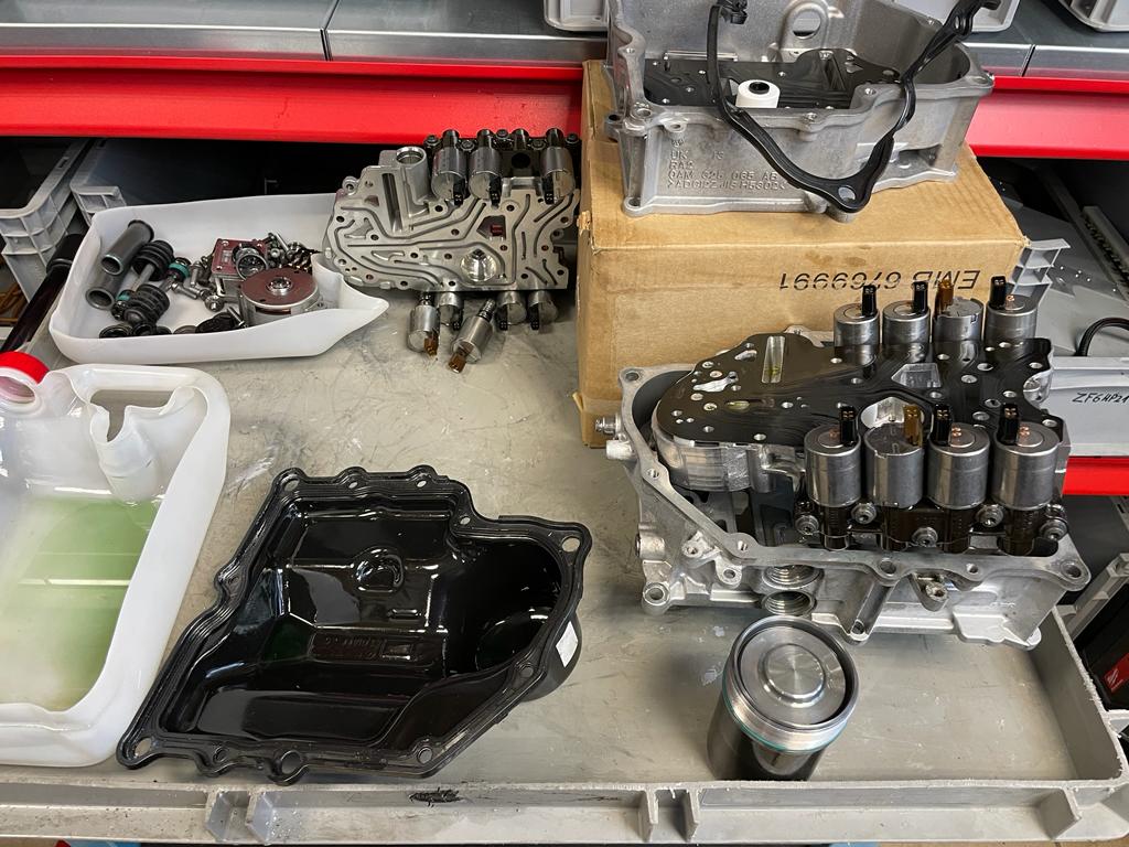 Rozłożone podzespoły skrzyni automatycznej ZF6HP z nowymi częściami