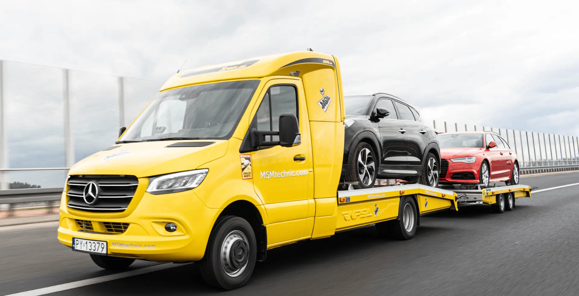 Firmowa laweta MSMtechnic.com podczas transportu dwóch pojazdów