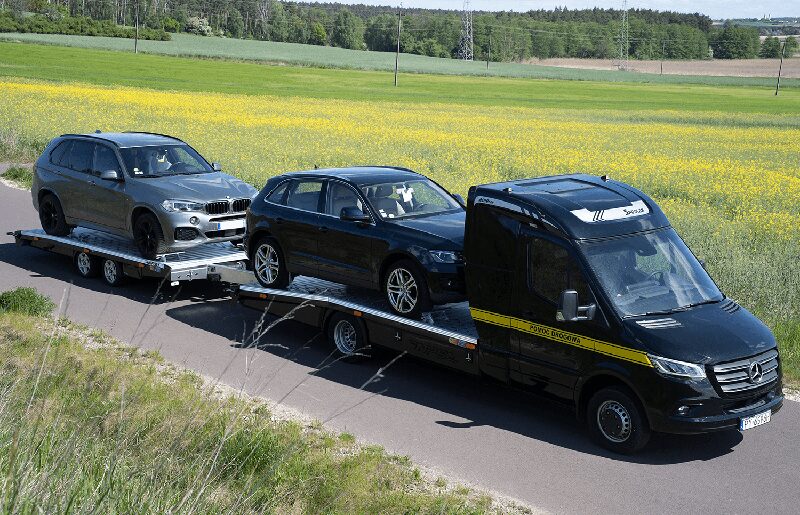 Transport pojazdów na lawecie z przyczepą