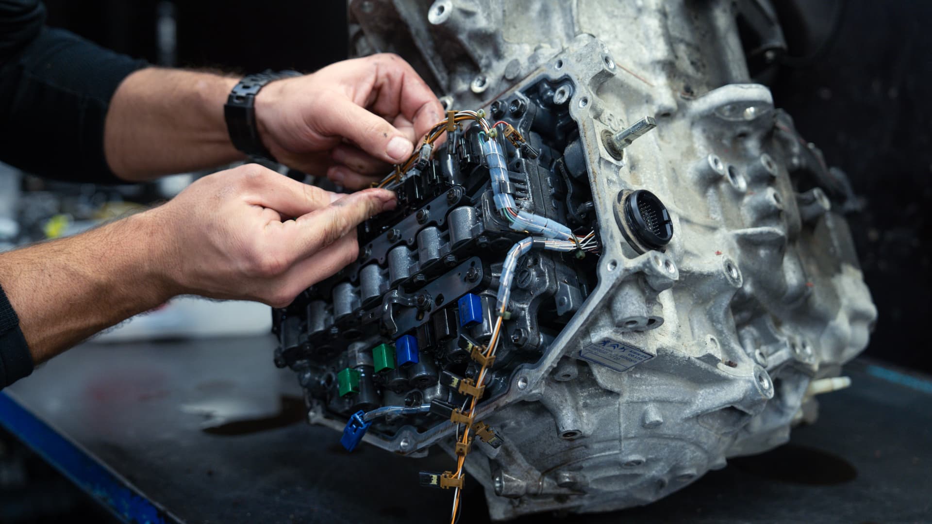 Mechanik pracujący przy sterowniku hydraulicznym skrzyni biegów